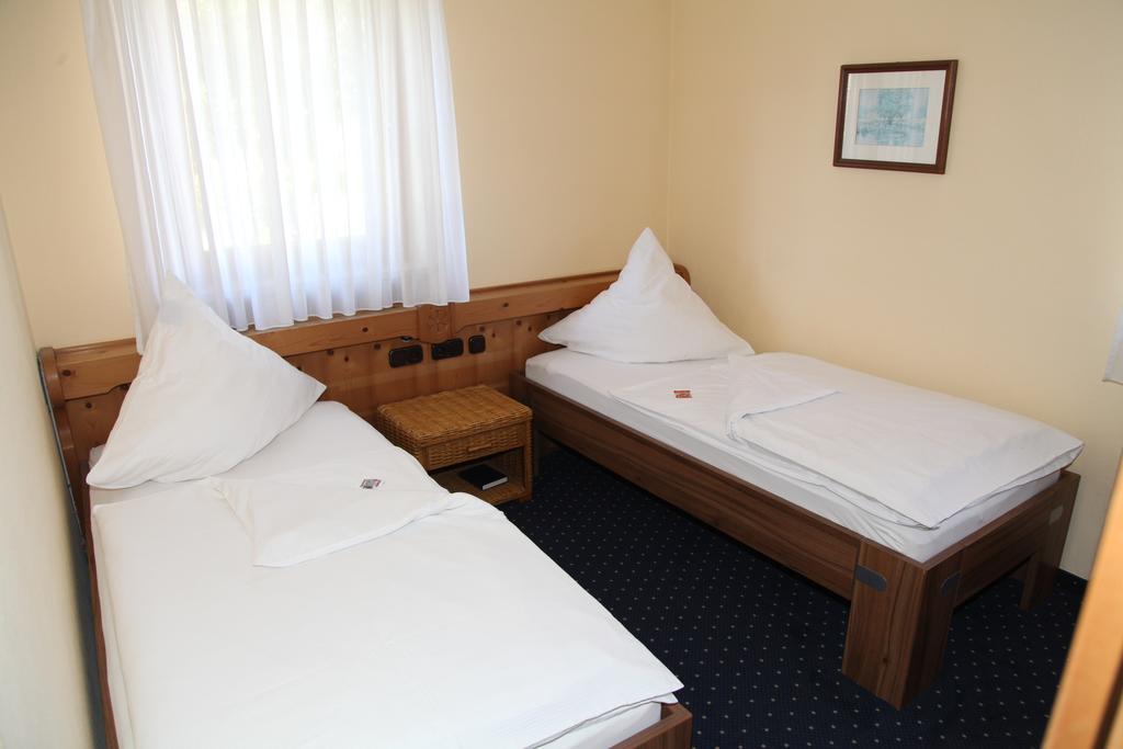 Brucker Gastehaus Hotel Fuerstenfeldbruck Room photo