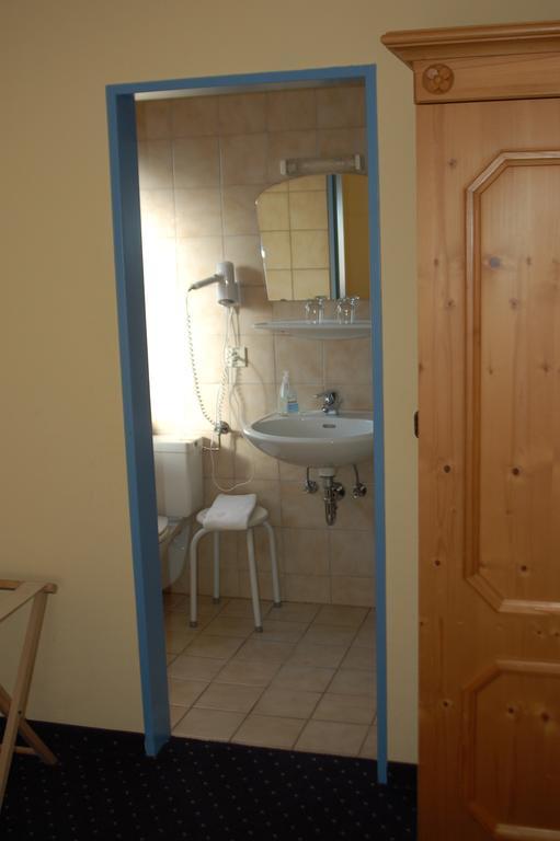 Brucker Gastehaus Hotel Fuerstenfeldbruck Room photo